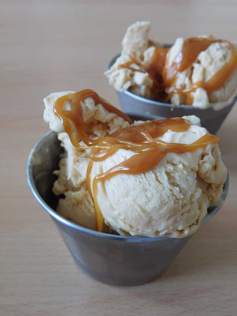 Boules de glace avec du caramel