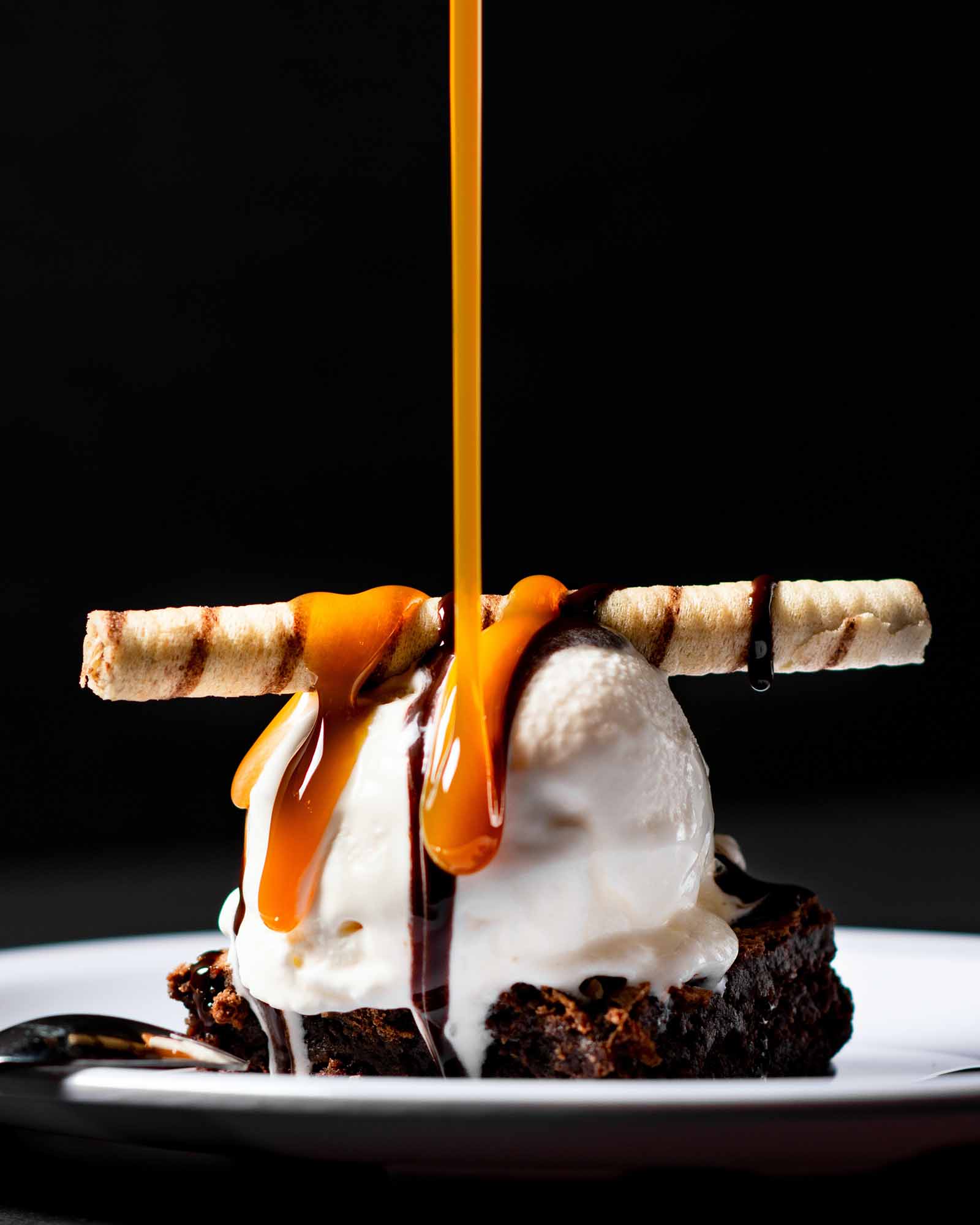 Coulis au caramel qui se répand sur une glace