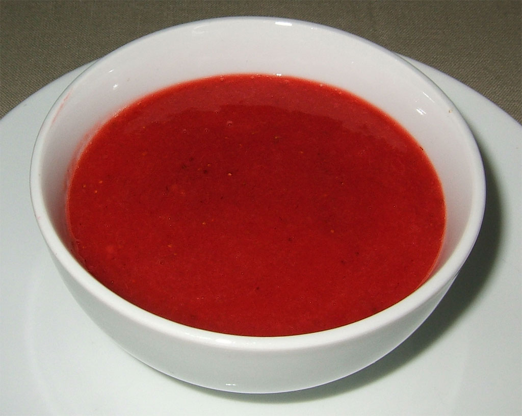 Coulis à la fraise de couleur rouge