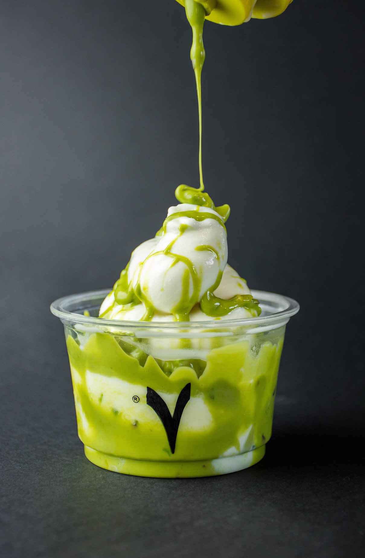 Coulis au kiwi, de couleur vert répandu sur une glace