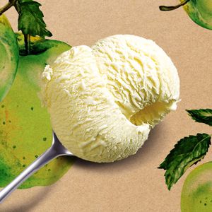 Glace à la pomme dans une cuillère