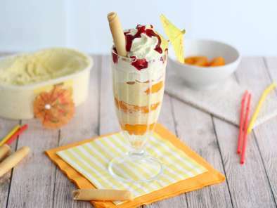 Glace à la pêche dans une coupe