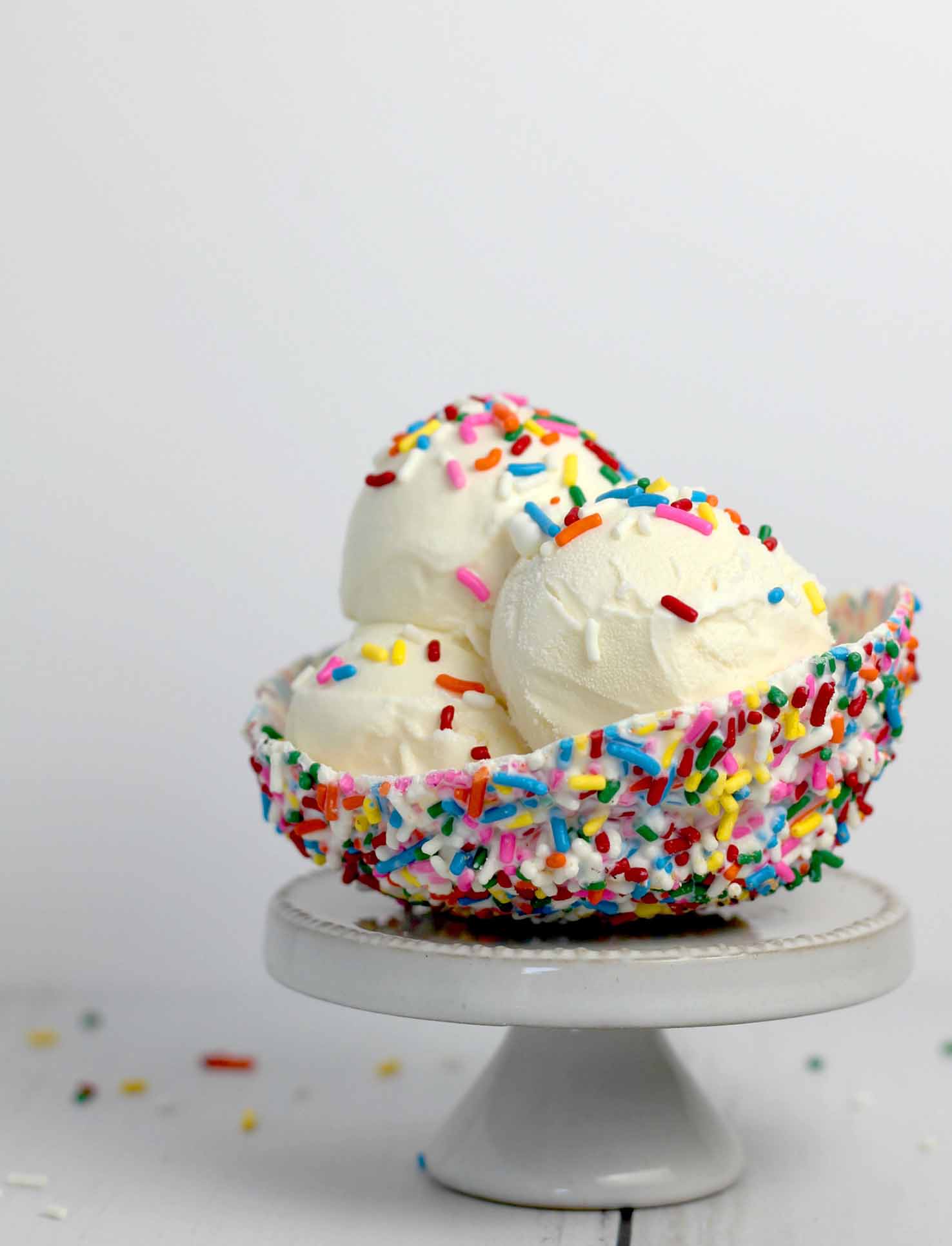 Boules de glace à la vanille avec des pépites colorées sur le dessus